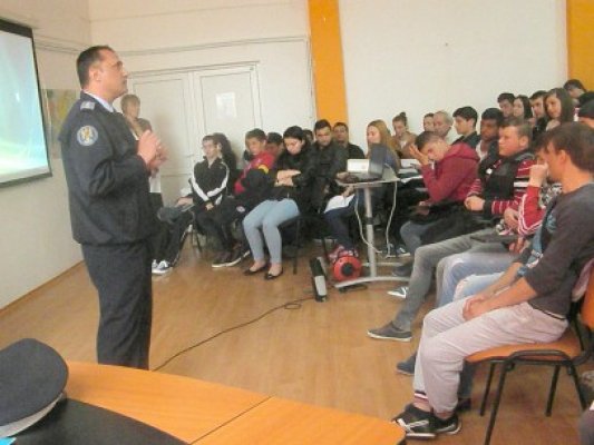 Adolescenţă- fără droguri şi violenţă!